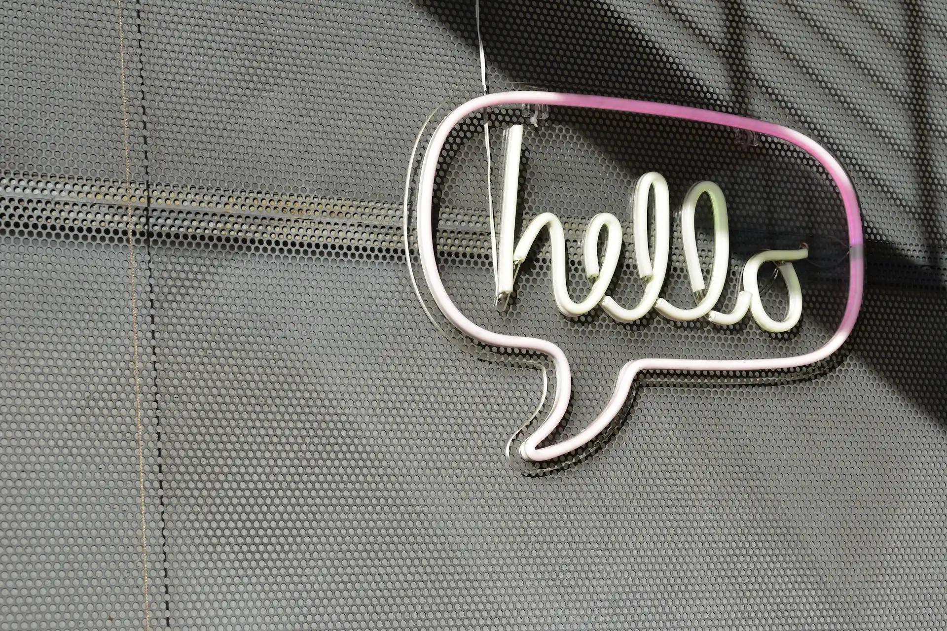 Neonskylt med texten hello