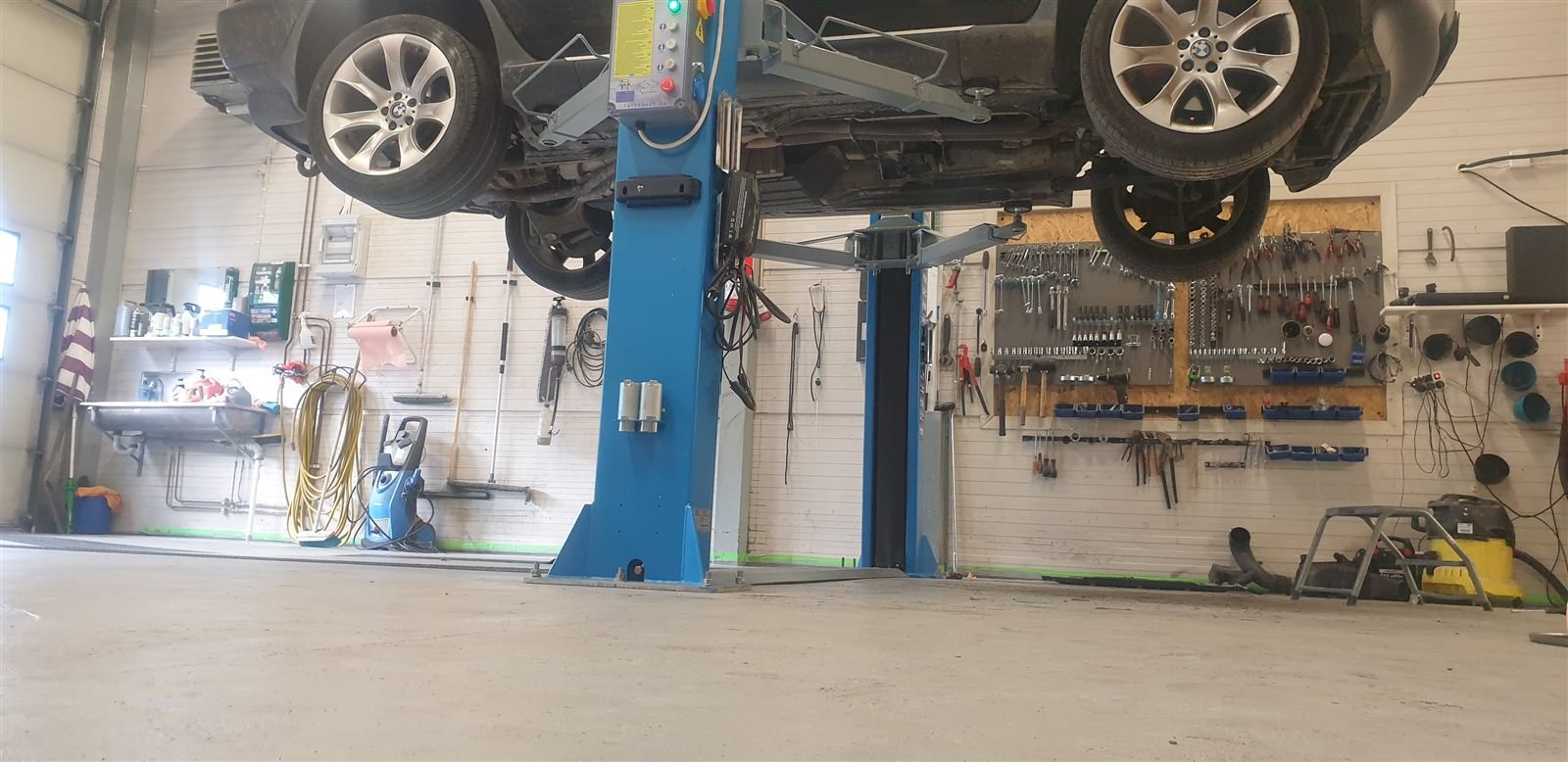 Bilar på lyft inne i Serviceportalens verkstad