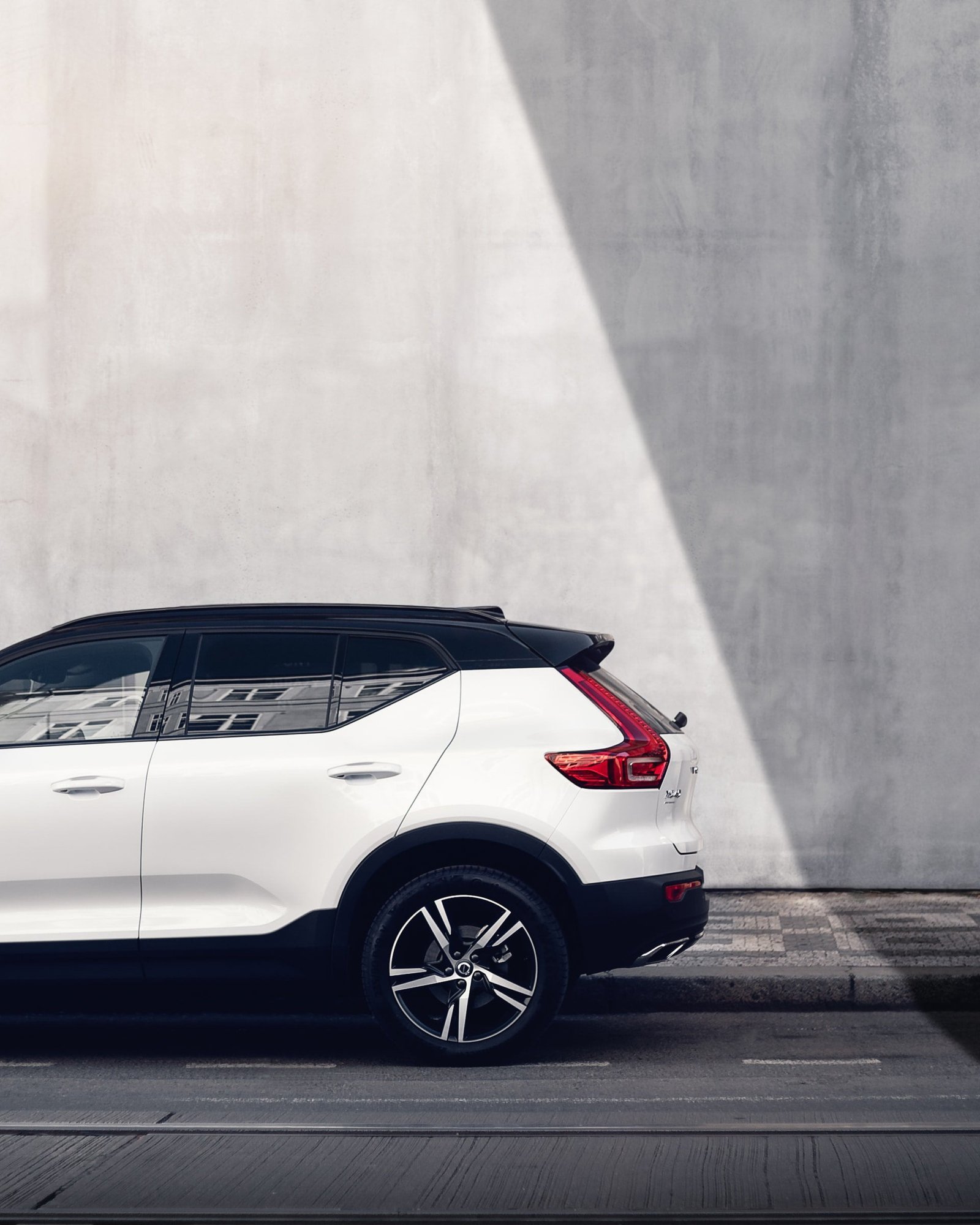 Volvo XC40 vid trottoarkant