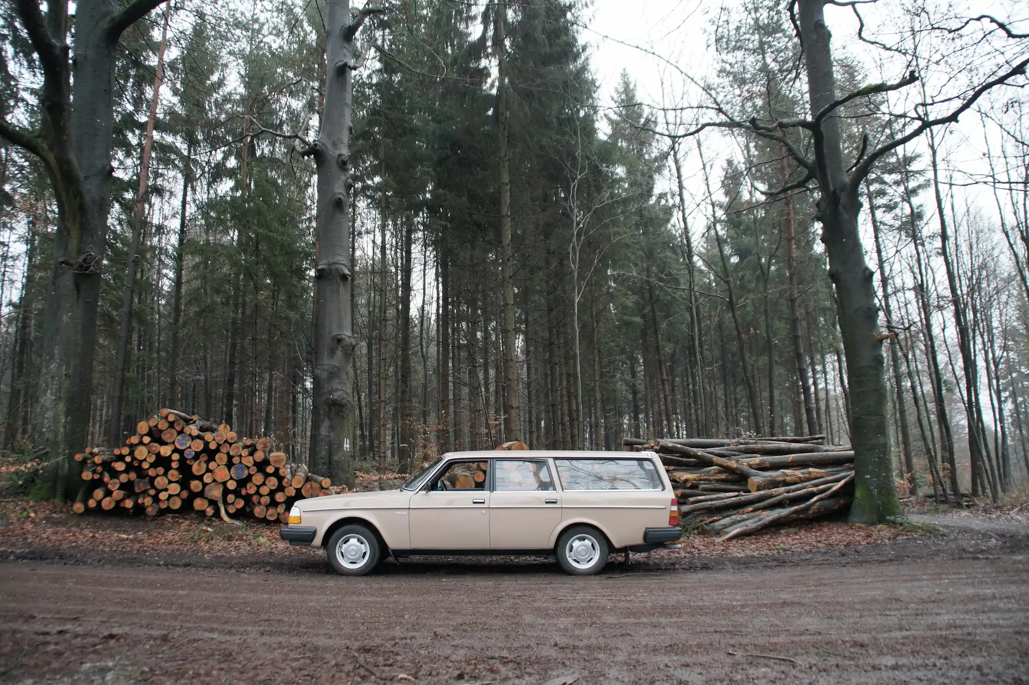 Volvo XC40 vid trottoarkant